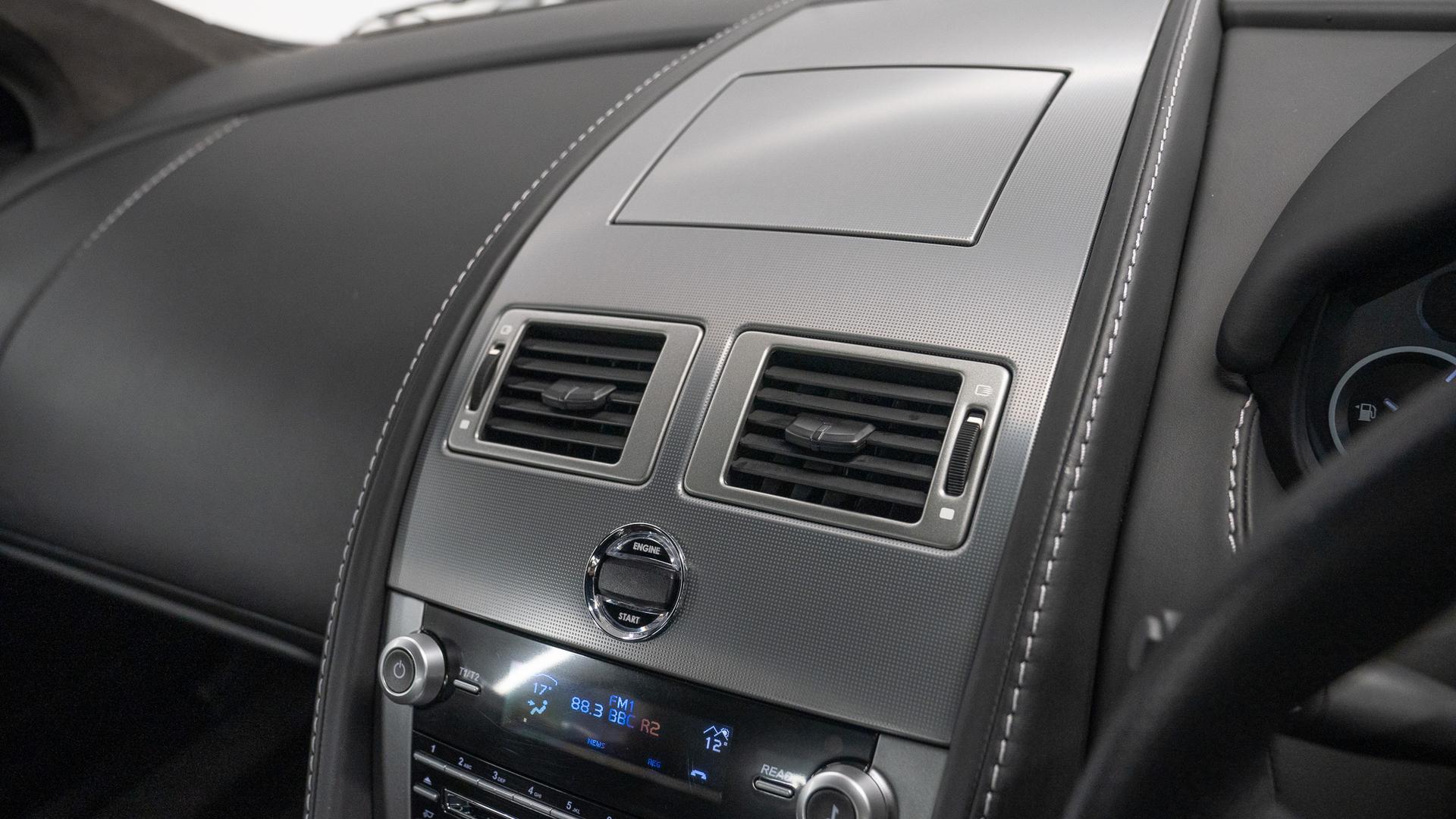 Aston Martin DBS Photo 664bfc04-56c9-4c6f-b9d3-f422a6e0df8e.jpg