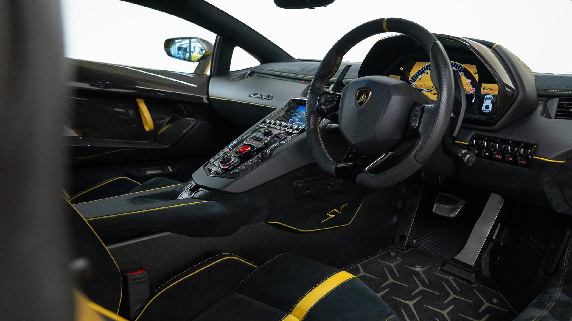 LAMBORGHINI Aventador Photo 6690f42e-88a8-481d-8359-9225340aeb9e.jpg