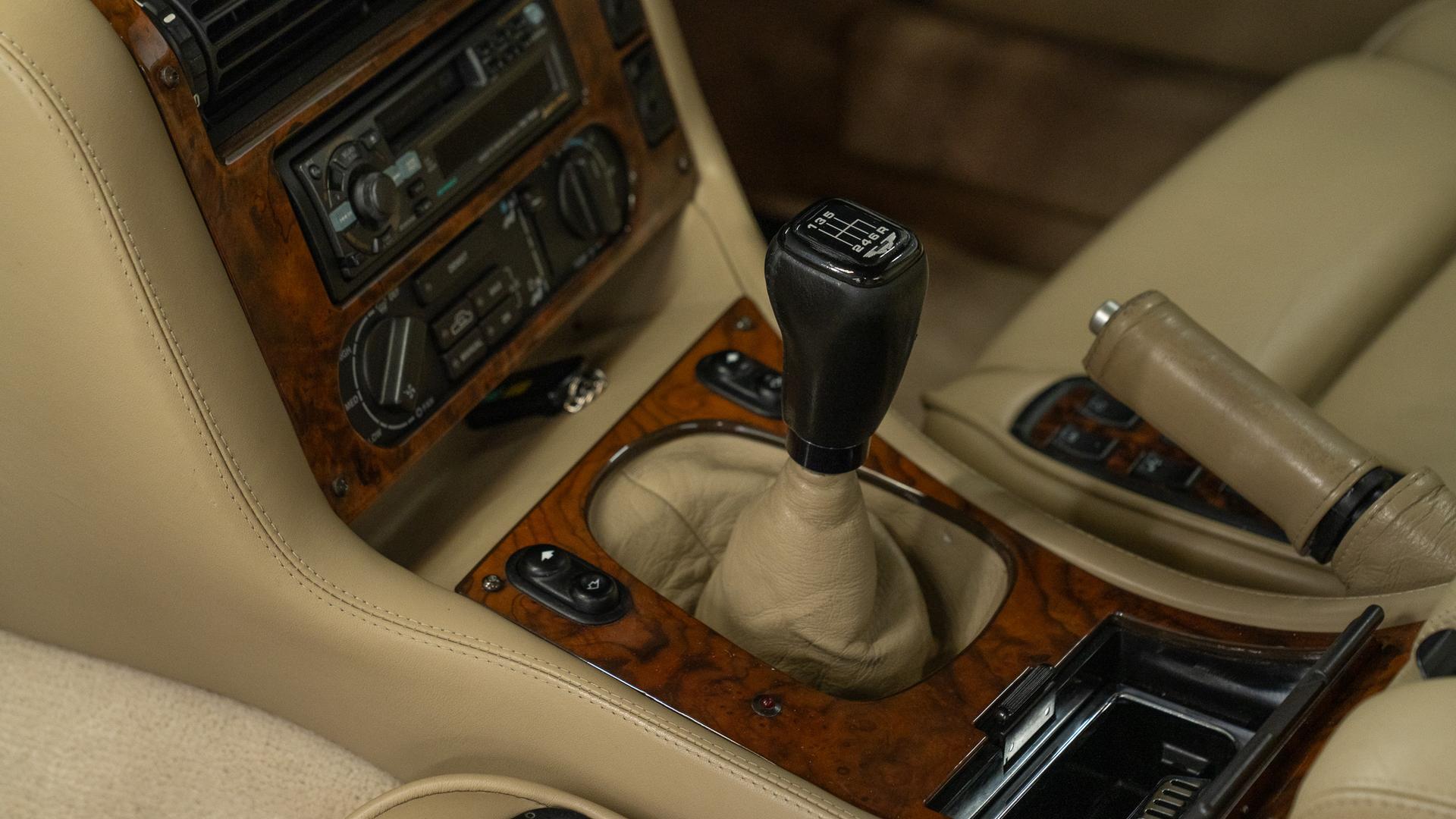 Aston Martin V8 Vantage Photo 66bf5c12-29b8-4737-b414-43769b314475.jpg