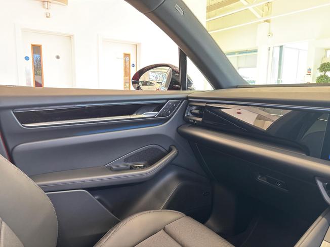 PORSCHE Macan Photo 39