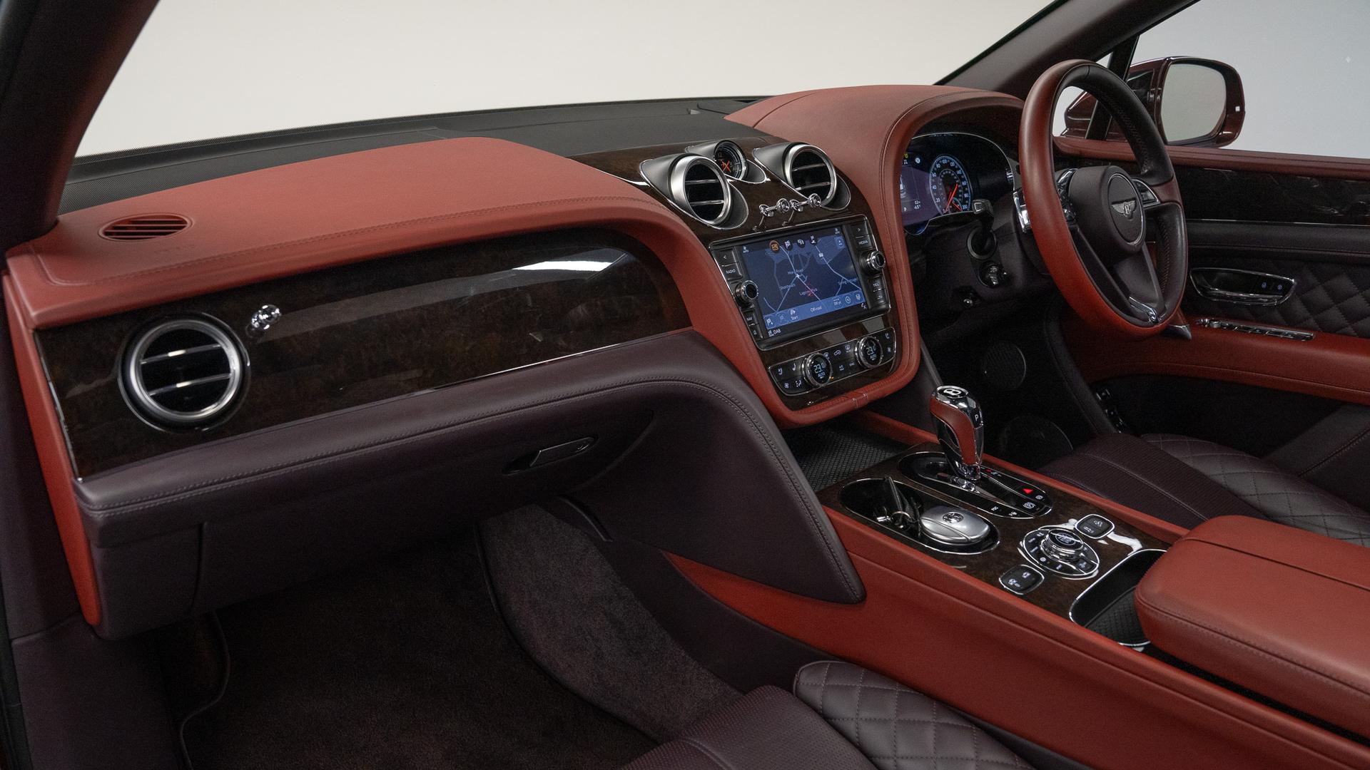 Bentley Bentayga Photo 66ec05f6-4c0d-47ad-9395-b8f7a55c02fa.jpg
