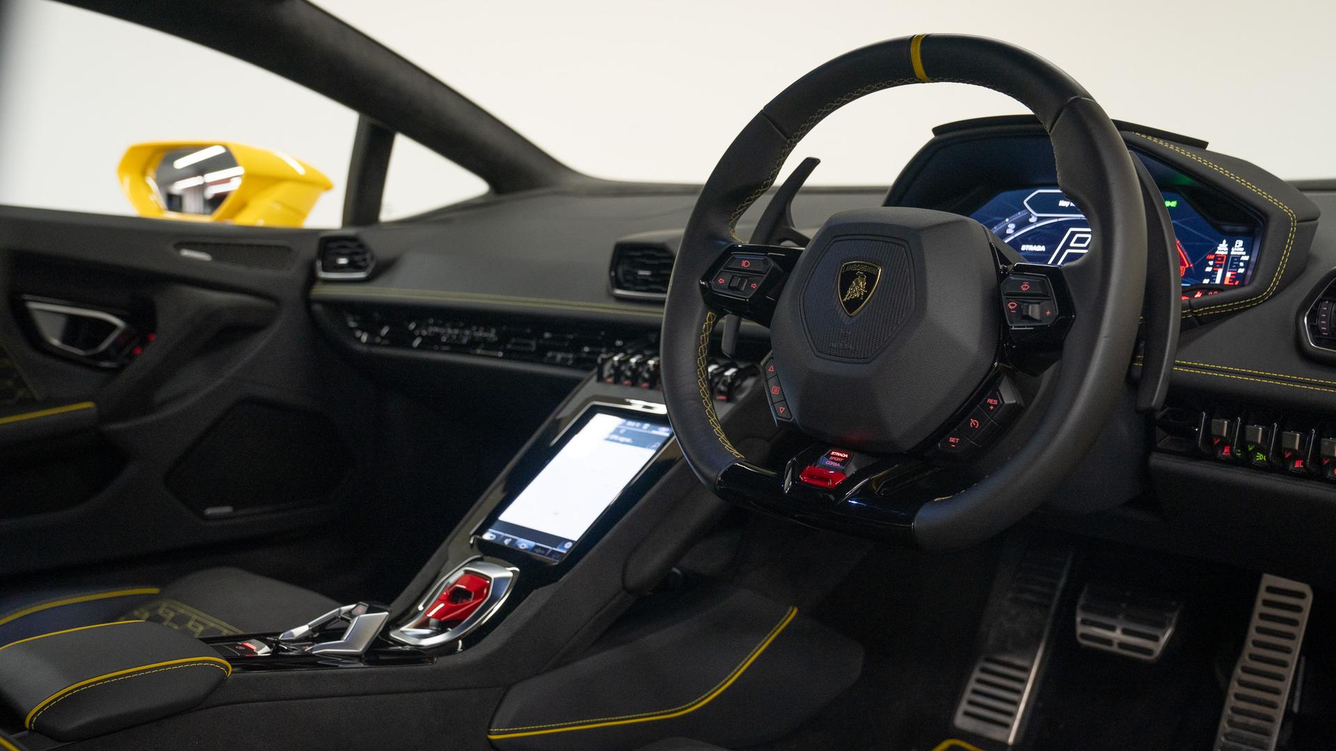 LAMBORGHINI Huracan Photo 66edc266-da31-494e-9610-c9b19e3c5449.jpg