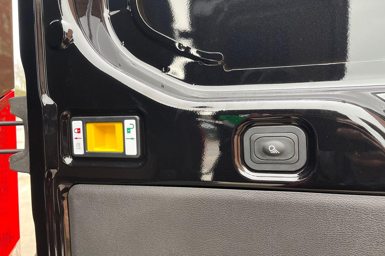 Ford E-TRANSIT Photo 14