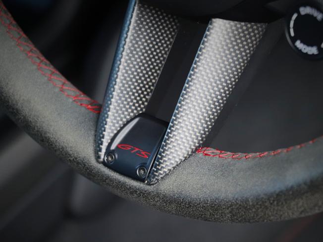 PORSCHE Taycan Photo 23