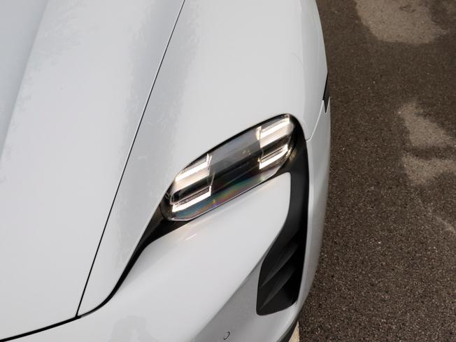Porsche TAYCAN Photo 9