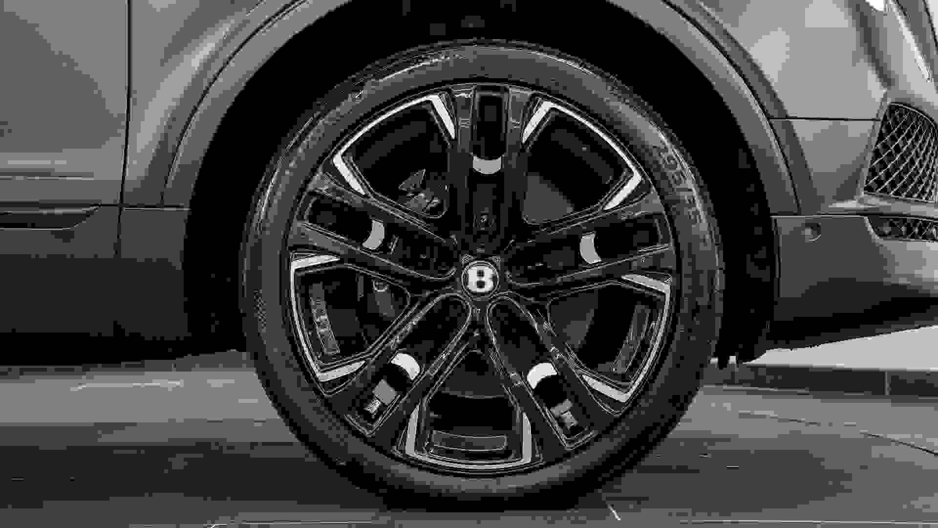 Bentley Bentayga V8 Centenary Edition Photo 67436583-1157-46b8-ab49-816a50bf71bc.jpg