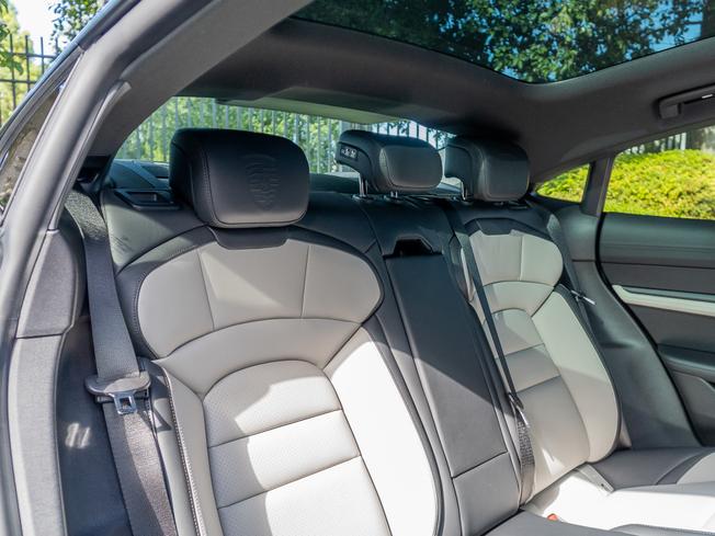 PORSCHE Taycan Photo 10