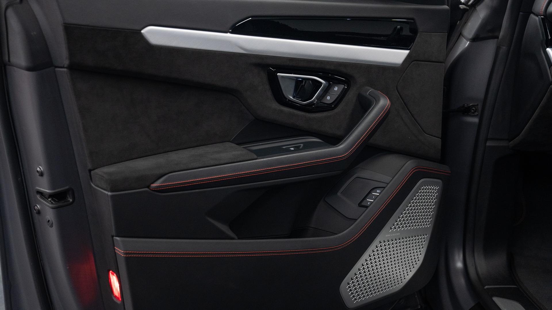 LAMBORGHINI Urus Photo 6771062e-88fa-4d9b-a522-06d9aa896c82.jpg