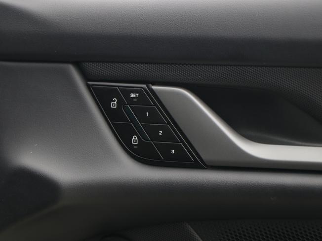 PORSCHE Taycan Photo 36