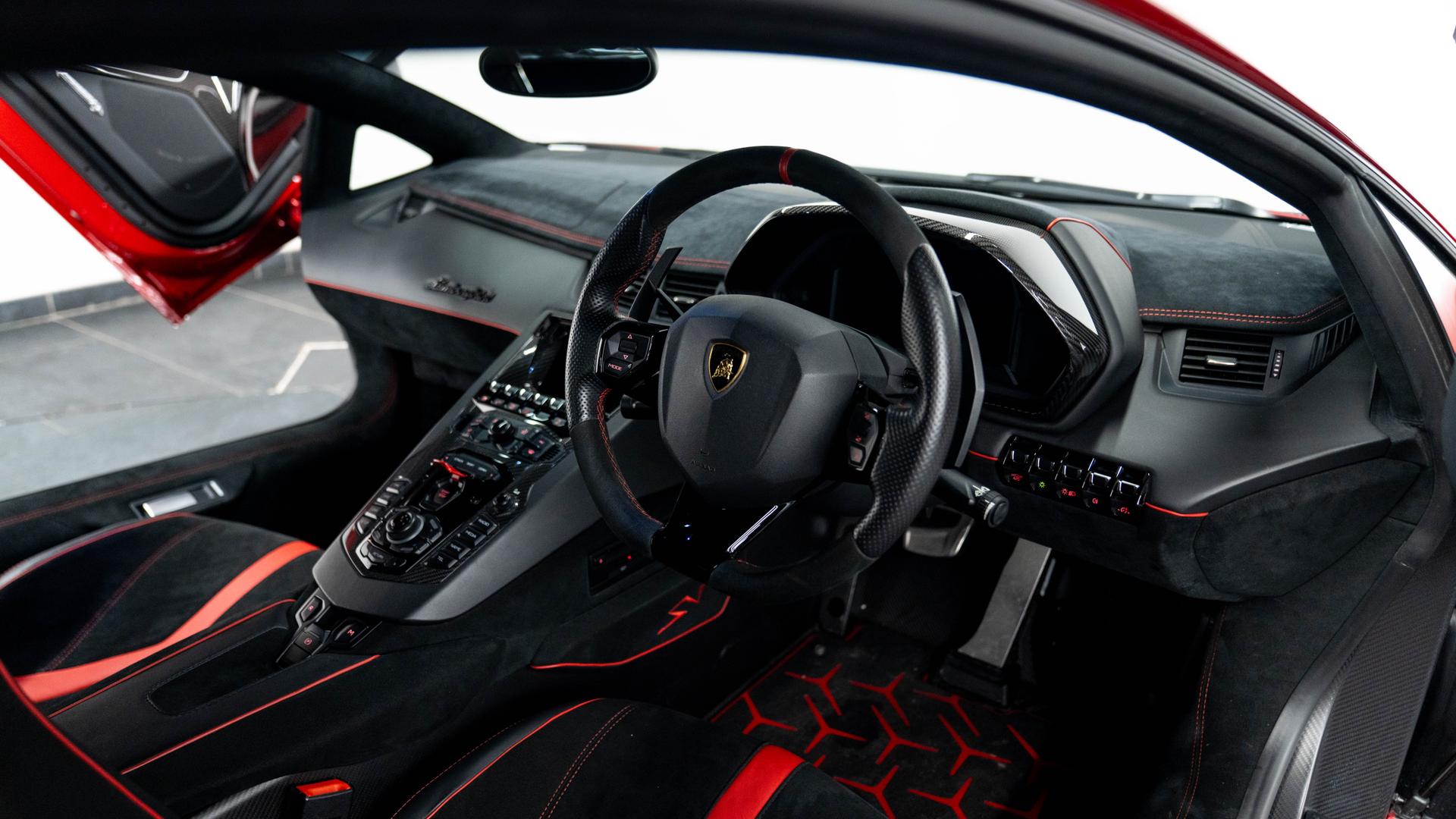 LAMBORGHINI Aventador Photo 687de40a-0d47-4498-a927-8e2104abfbab.jpg