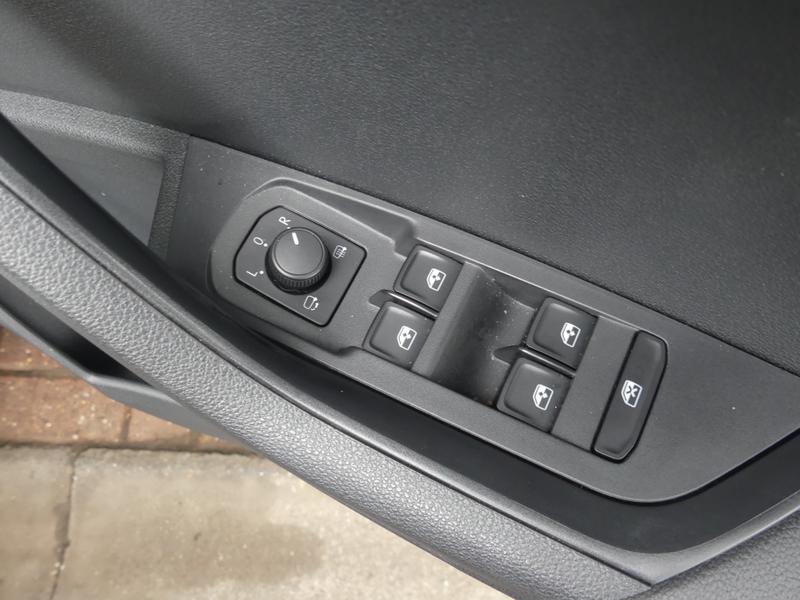 Skoda Karoq Photo 6899d431-edd6-42bd-97ab-61c49a418e0b.jpg