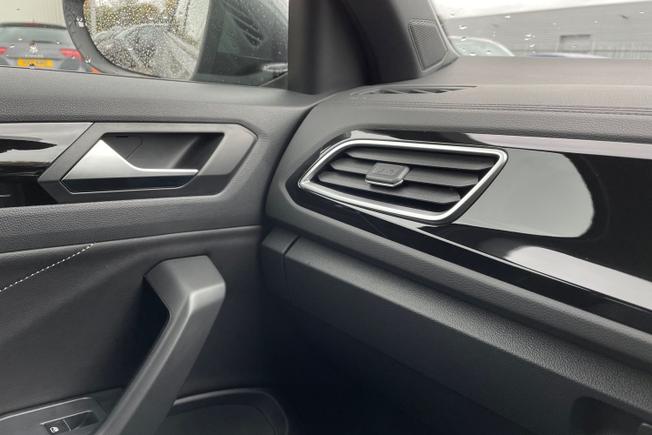 VOLKSWAGEN T-Roc Photo 32