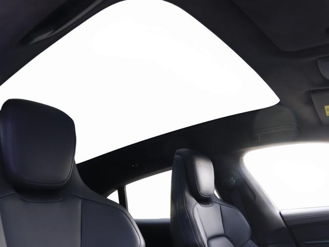 PORSCHE Taycan Photo 16