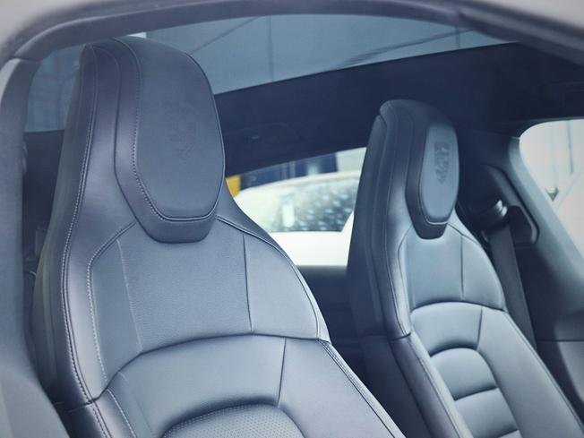 PORSCHE Taycan Photo 21