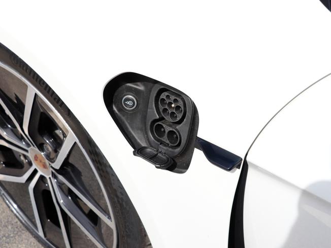 PORSCHE Taycan Photo 34