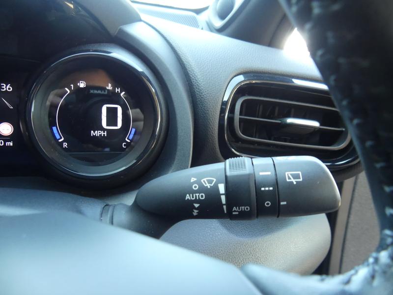 Toyota Yaris Photo 69819529-67e2-4f14-bd08-44a77a90c36b.jpg