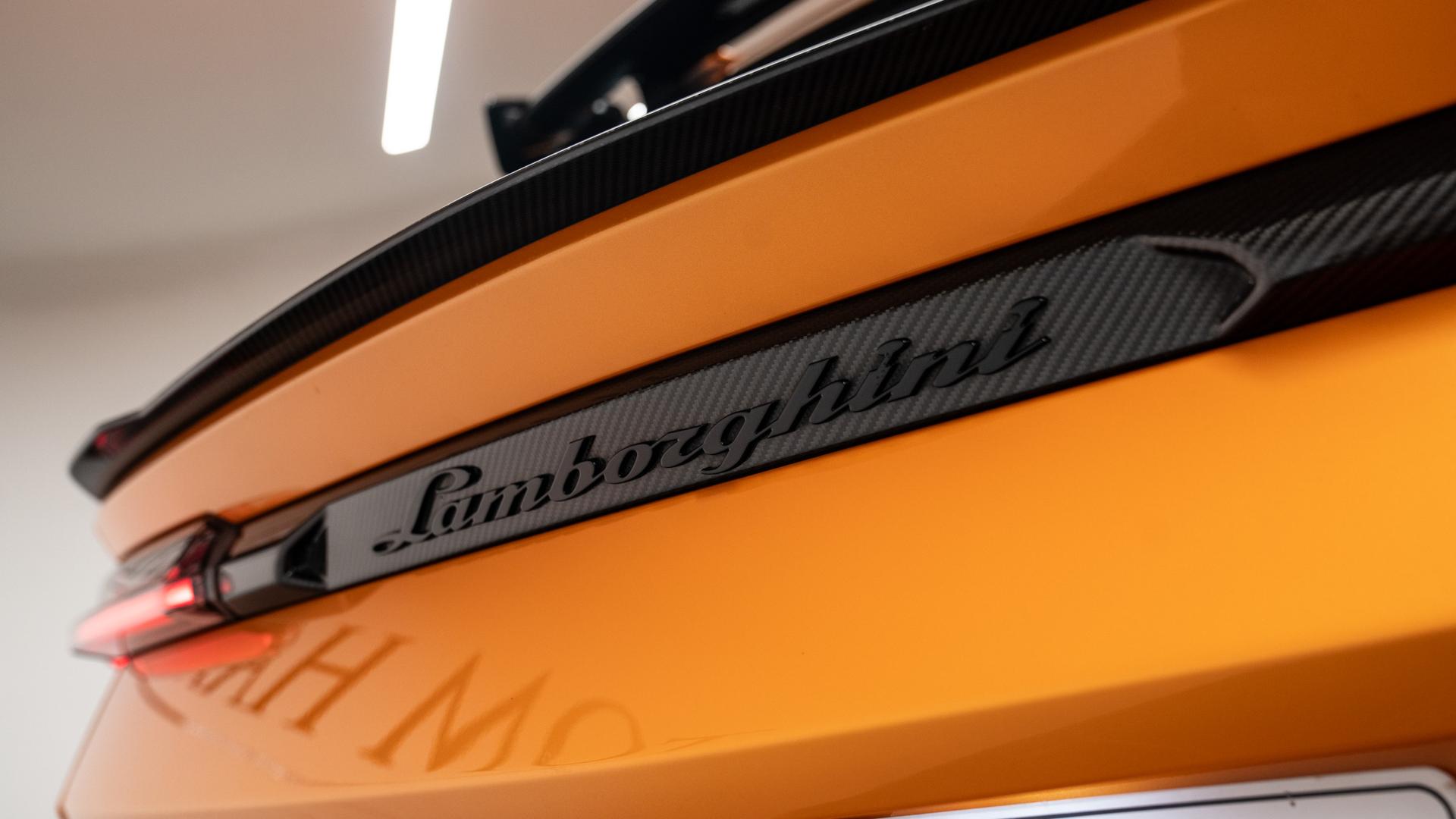 LAMBORGHINI Urus Photo 69853038-124f-4988-9630-25734c9d21ea.jpg