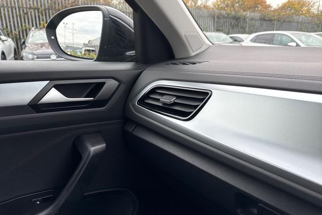 Volkswagen T-Roc Photo 30