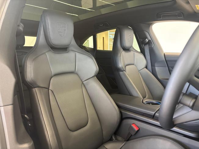 PORSCHE Taycan Photo 14
