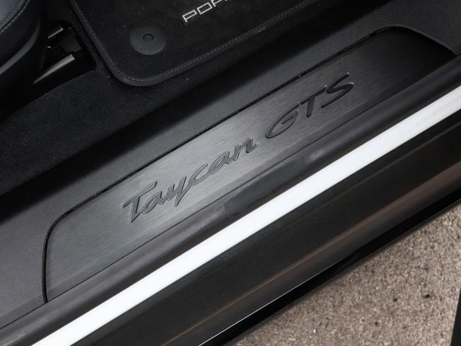 PORSCHE Taycan Photo 29