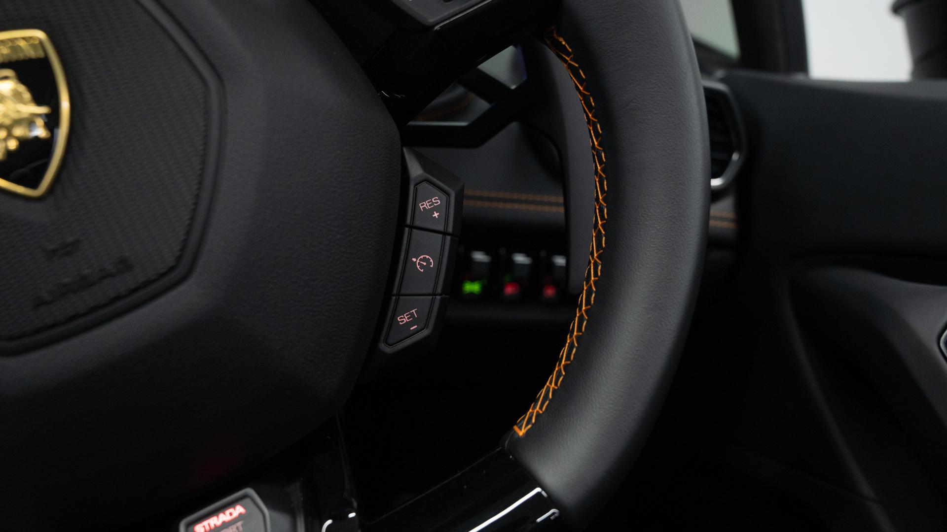 LAMBORGHINI Huracan Photo 69f0498d-edcc-448b-bc45-3be660531b95.jpg