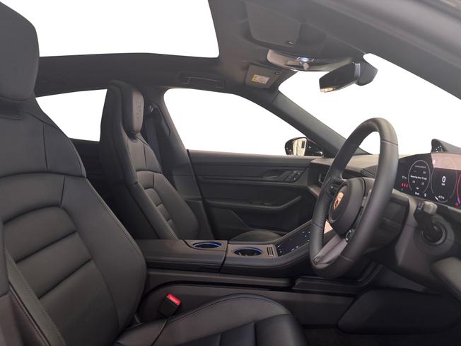 PORSCHE Taycan Photo 11