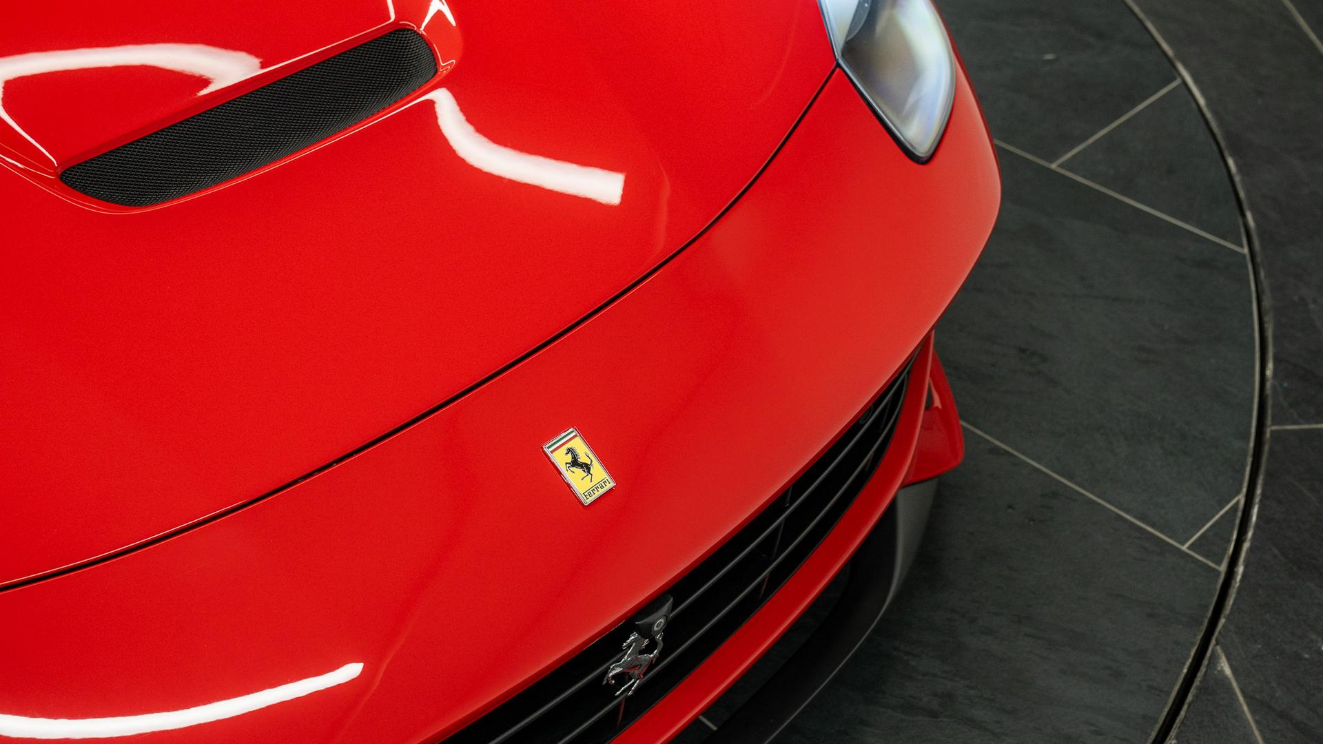 Ferrari F12 Photo 6a2fbcbd-a07a-43b8-9d38-9c9545edc045.jpg