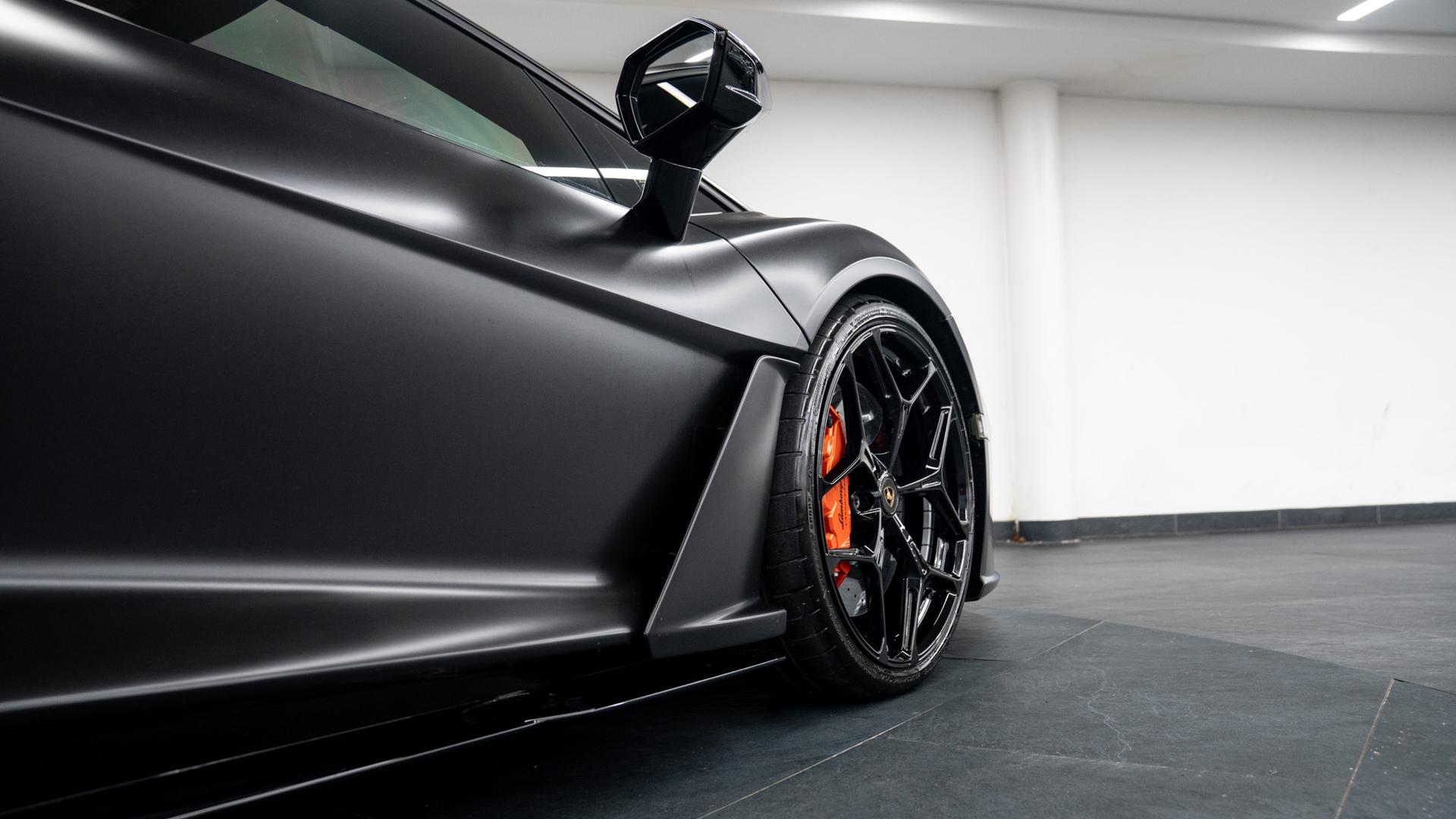 LAMBORGHINI Revuelto Photo 6a504a50-527b-409c-8f72-d38295077c7b.jpg