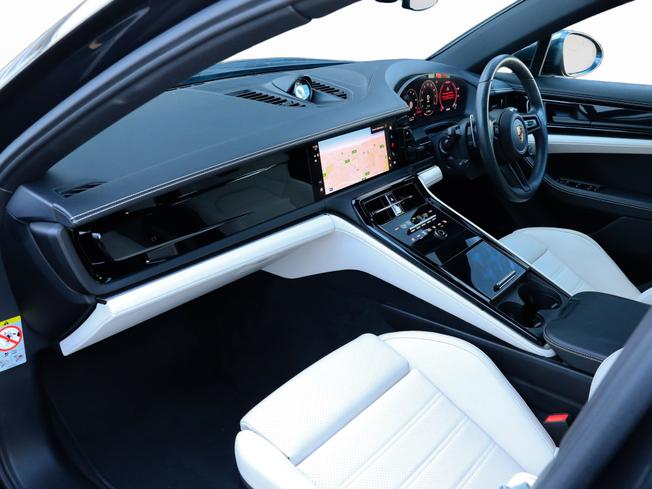 PORSCHE Panamera Photo 3