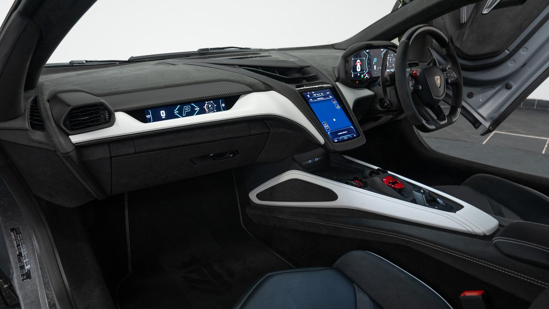 LAMBORGHINI Revuelto Photo 6a99e5b0-40bb-4484-9b8a-817bb97bbd46.jpg