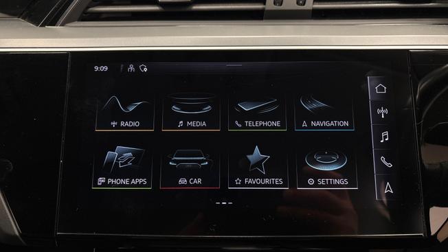 Audi Q8 e-tron Photo 8