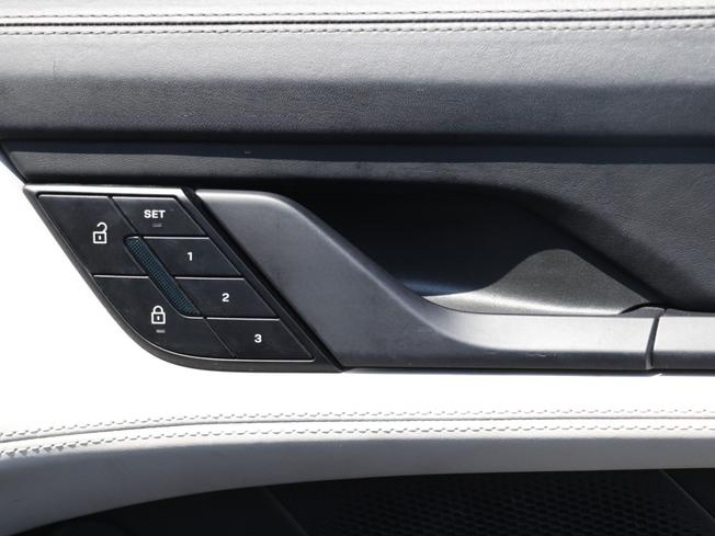 PORSCHE Taycan Photo 16