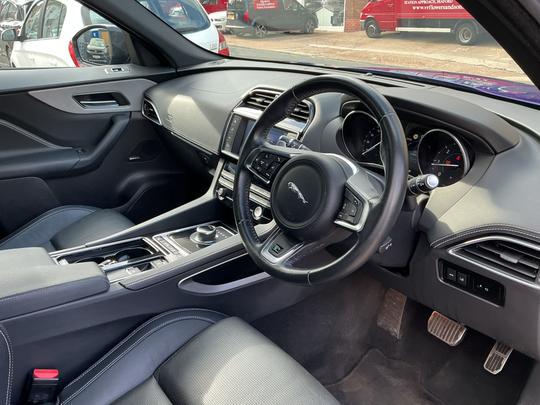 Jaguar F-PACE Photo 21