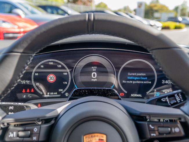 PORSCHE Taycan Photo 13
