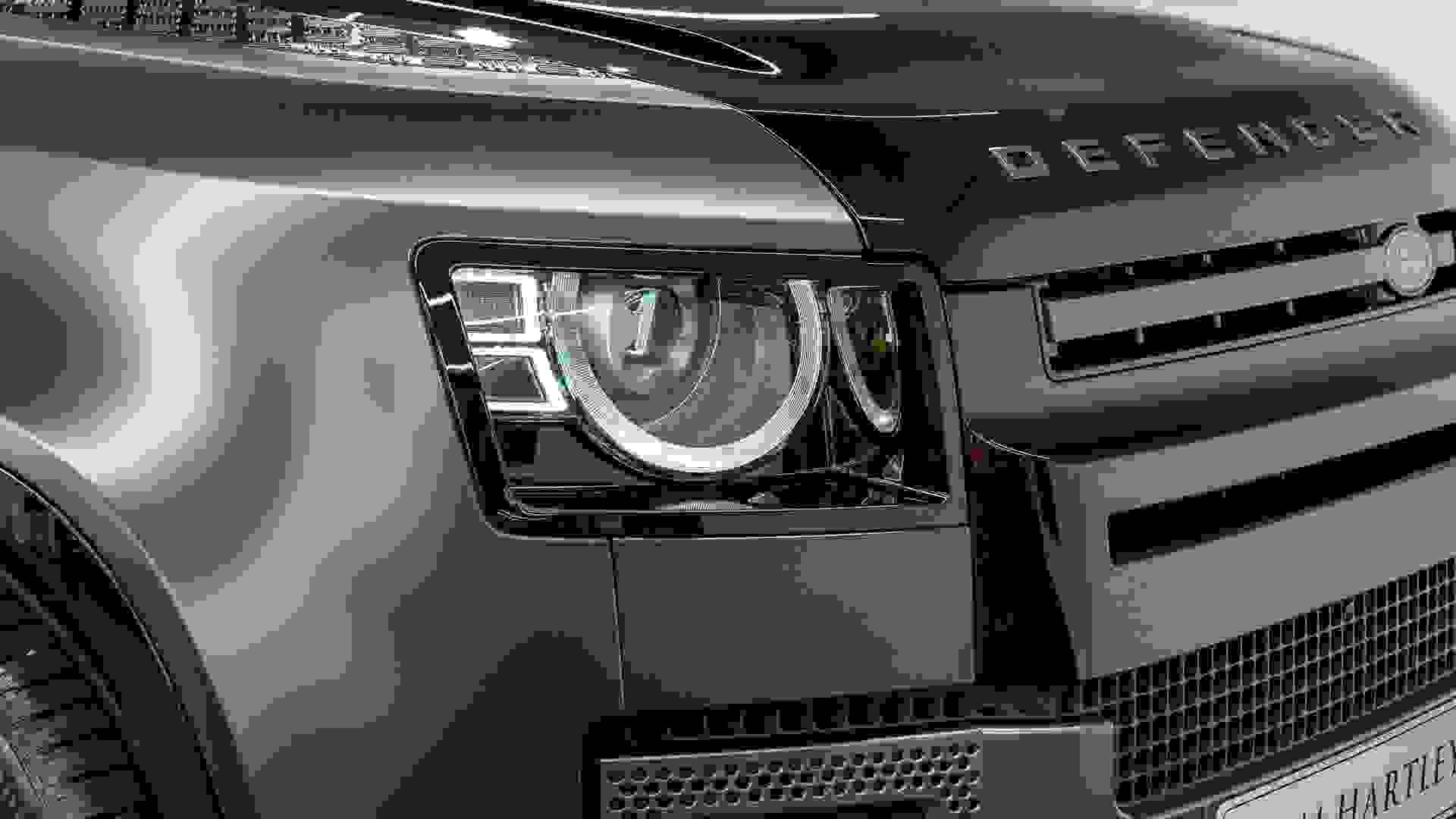 Land Rover Defender 110 Photo 6b37a713-94af-4475-9f85-c88b73433c03.jpg