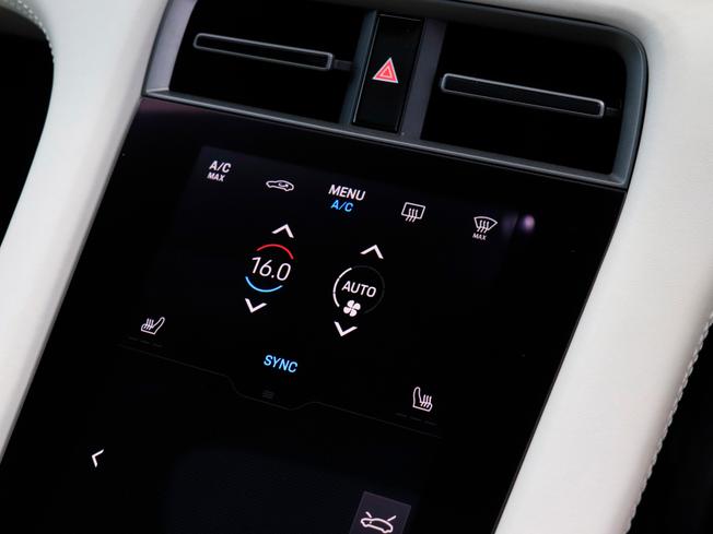 Porsche TAYCAN Photo 25