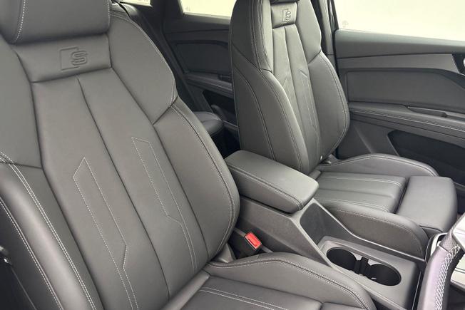 AUDI  Q4 Photo 23