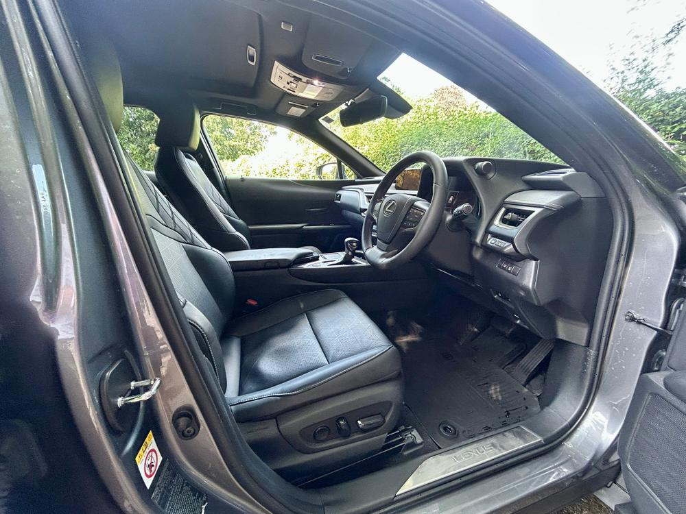 Used Lexus UX L666MBV 31