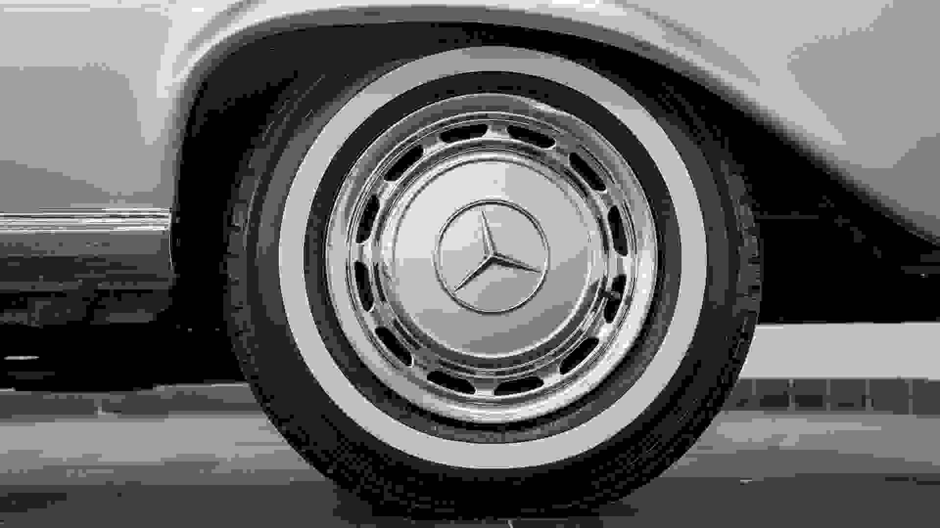 Mercedes-Benz 280SE Photo 6cdc2351-7b71-4c5b-a519-a2a2093b8614.jpg