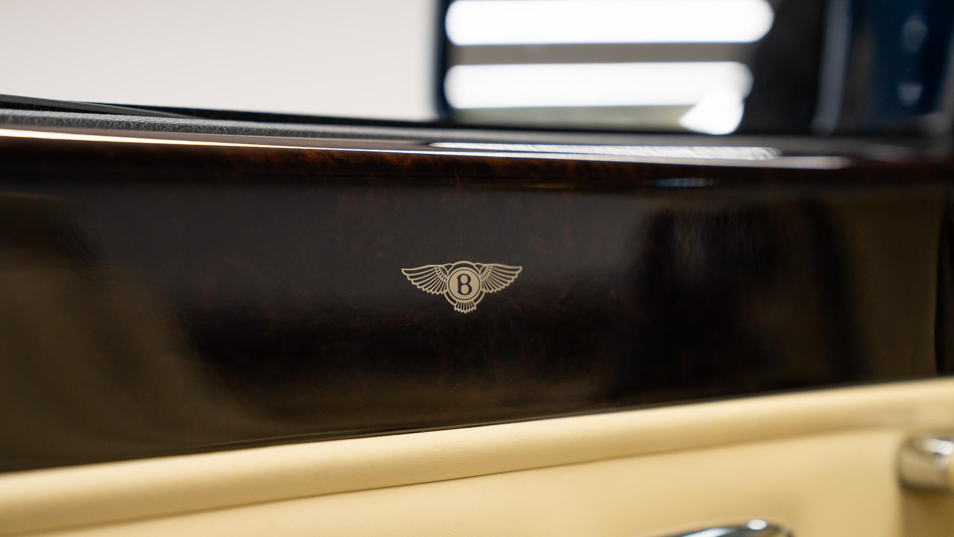 Bentley Azure Photo 6d181940-db70-4577-9822-0a5a2a0f8cd2.jpg
