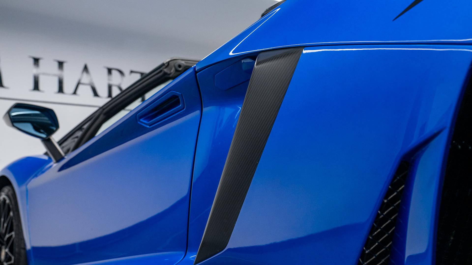 LAMBORGHINI Aventador Photo 6d6e6fc9-07e7-4a0d-b7d6-489fd634844f.jpg