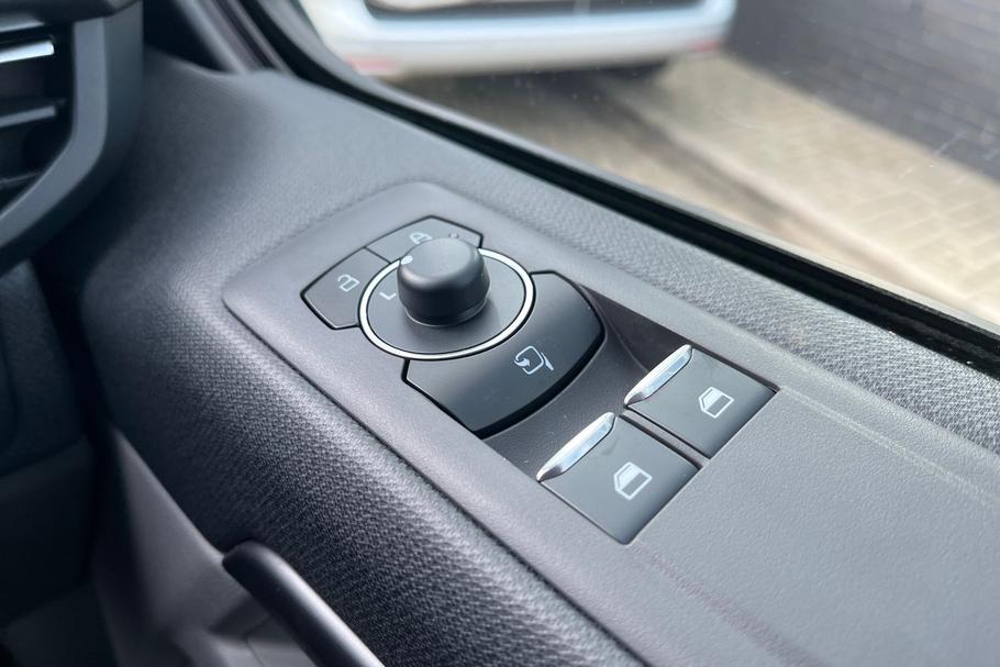 Used Ford TOURNEO CUSTOM 18/N123243 23