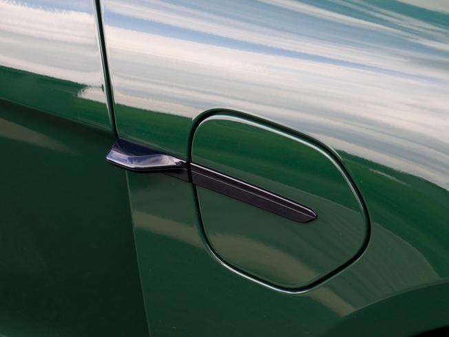 PORSCHE TAYCAN Photo 18