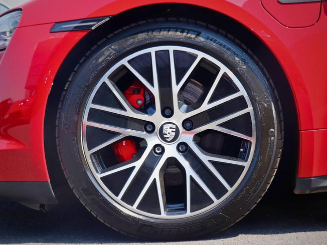 PORSCHE Taycan Photo 11