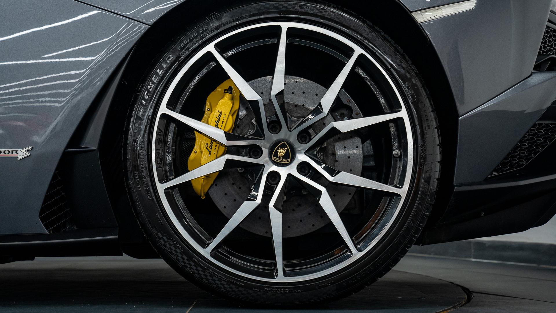 LAMBORGHINI Aventador Photo 6eb9f9eb-85c0-4a36-95fb-1181960a1777.jpg