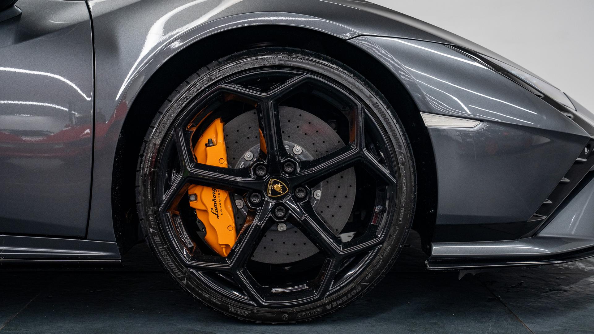 LAMBORGHINI Huracan Photo 6edac48f-8b2e-4e11-8879-79cd34e77207.jpg