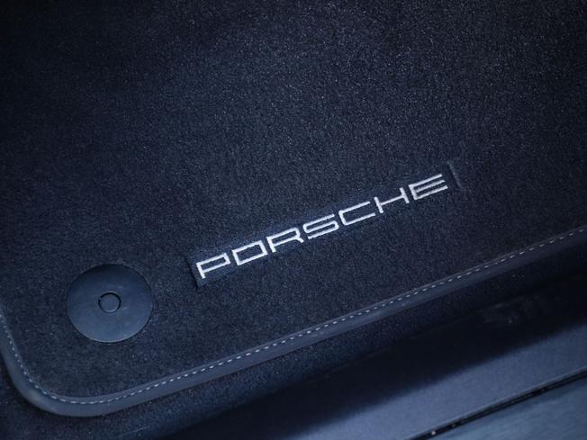 PORSCHE Taycan Photo 18