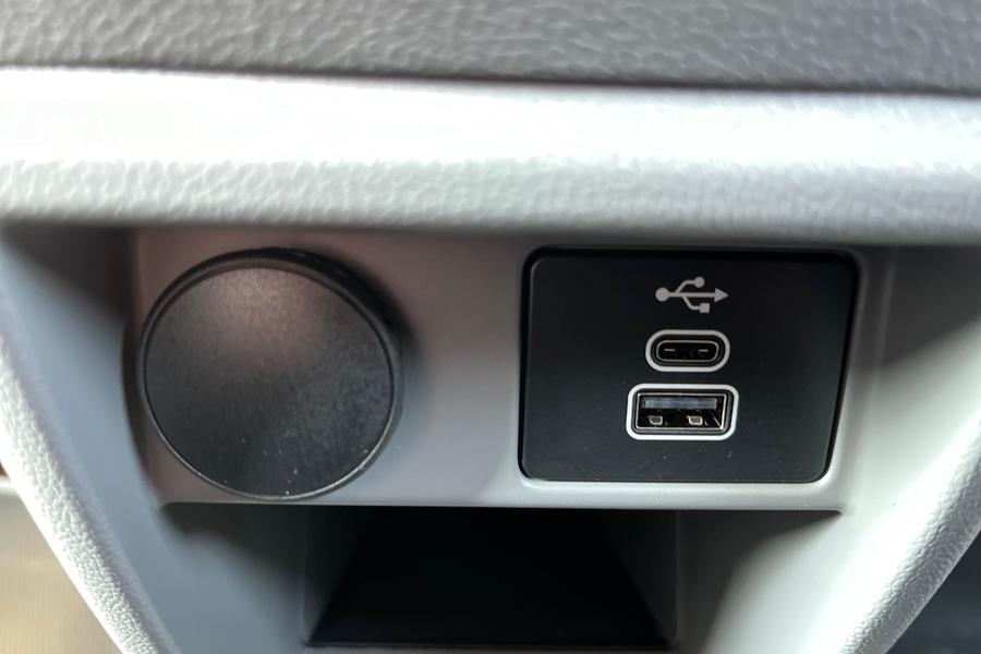 Ford TRANSIT CUSTOM Photo 6f0c68d3-5ea0-4ad7-bf4b-8eeec11fb977.jpg