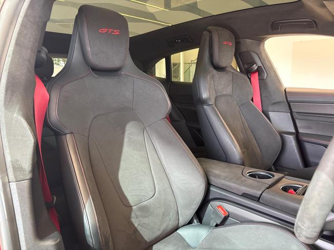 PORSCHE Taycan Photo 44