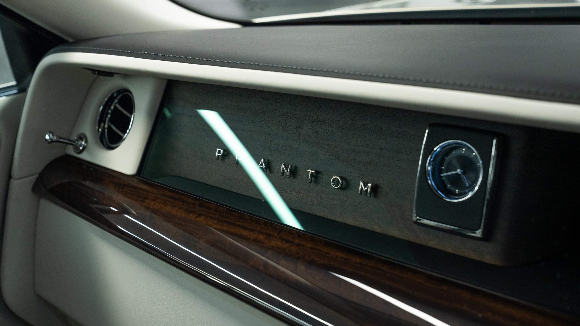 Rolls-Royce Phantom Photo 6f3f0bf8-80e4-4c05-8697-f1a78a519f6d.jpg